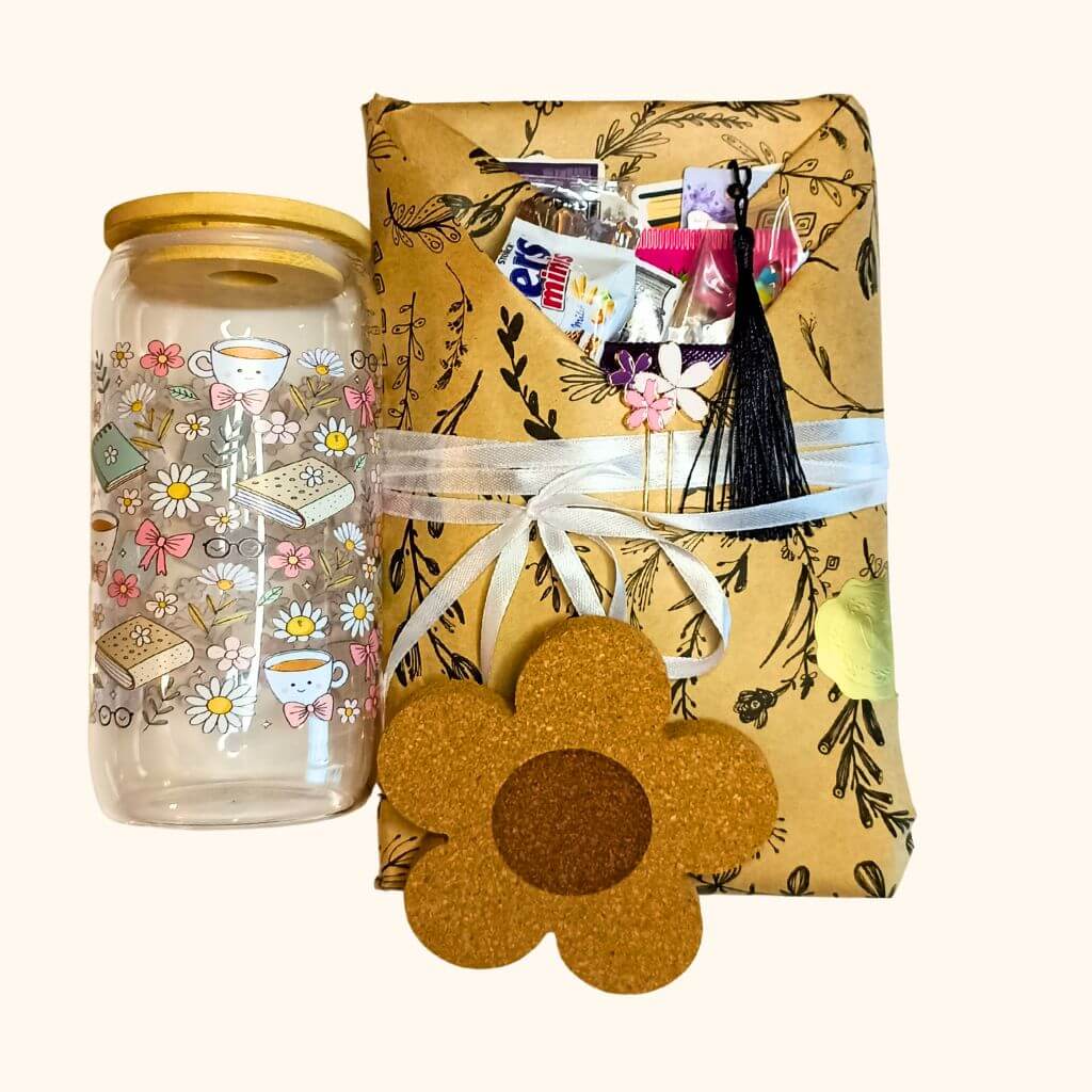 Vakrandi egy konyvvel poharral es poharalatettel midi ajandekcsomag