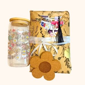 Vakrandi egy konyvvel poharral es poharalatettel vilagos arany